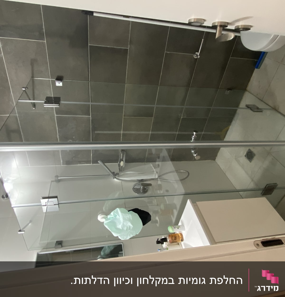 מקלחון זכוכית עם ראש מקלחת ומדף סבון
